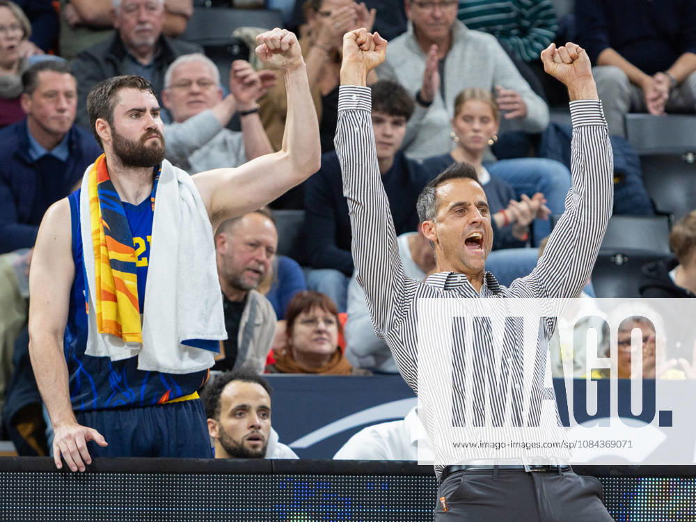 Phoenix Hagen, Phoenix Hagen coach Cris Harris celebrates, EWE Baskets Oldenburg vs. Phoenix Hagen, basketball, BBL, October 10, 2026, Oldenburg