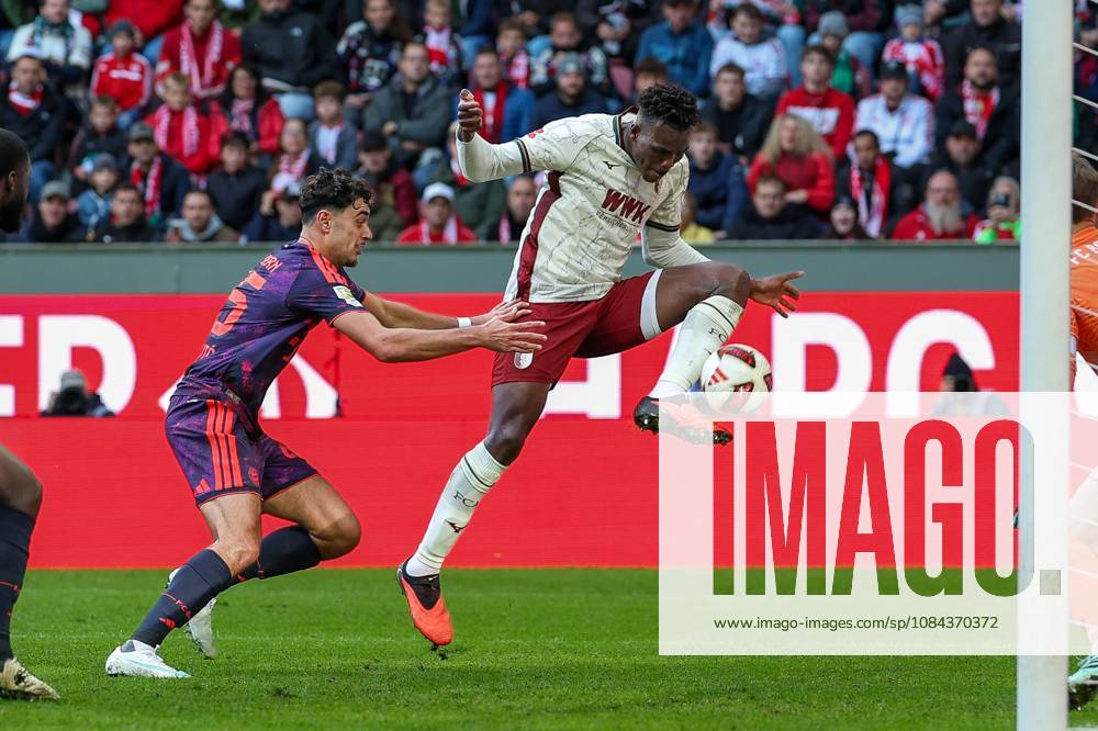 One-on-one, action, featuring Alexandar Pavlovic 45 FC Bayern Munich, Juma Bah 35 FC Augsburg, FC Augsburg vs. FC Bayern Munich, soccer, Bundesliga 1, Matchday 5, October 10, 2026. DFB and DFL regulations prohibit any use of photographs as image sequences and or quasi-video. Augsburg, Bayern, Germany
