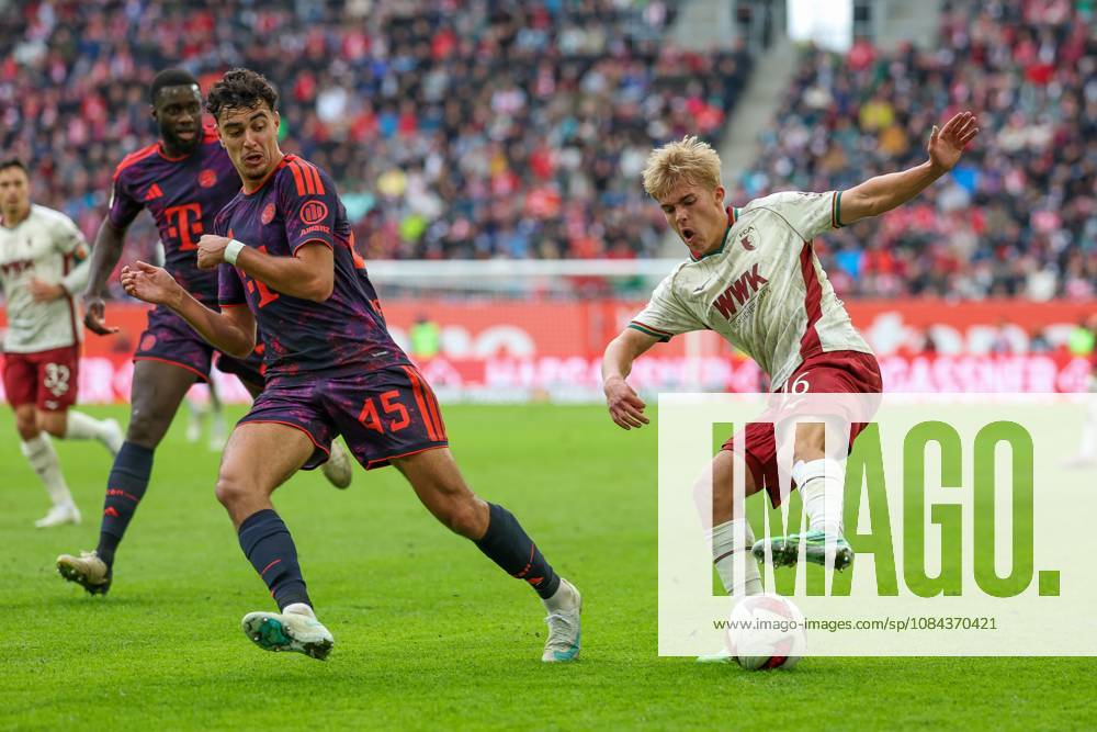 One-on-one, action, featuring Alexandar Pavlovic 45 (FC Bayern Munich) and Hennes Behrens 16 (FC Augsburg), FC Augsburg vs. FC Bayern Munich, soccer, Bundesliga 1, Matchday 5, October 10, 2026. DFB and DFL regulations prohibit any use of photographs as image sequences and or quasi-video. Augsburg, Bayern, Germany
