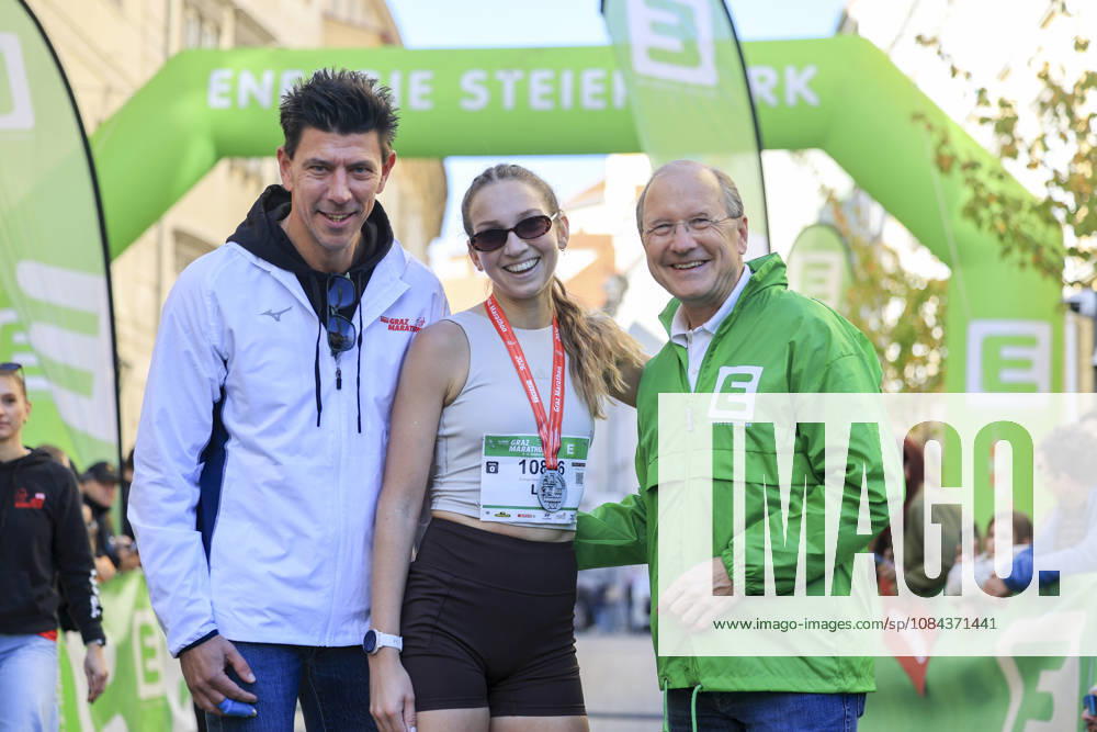 RUNNING - Graz Marathon 2026 GRAZ,AUSTRIA,11.OCT.26 - RUNNING - Graz Marathon. Image shows Andreas Prueckler (Kleine Zeitung), Lisa Kumpitsch and Urs Harnik-Lauris (Energie Steiermark). Keywords: medal. GEPAxpictures xWolfgangxGrebien
