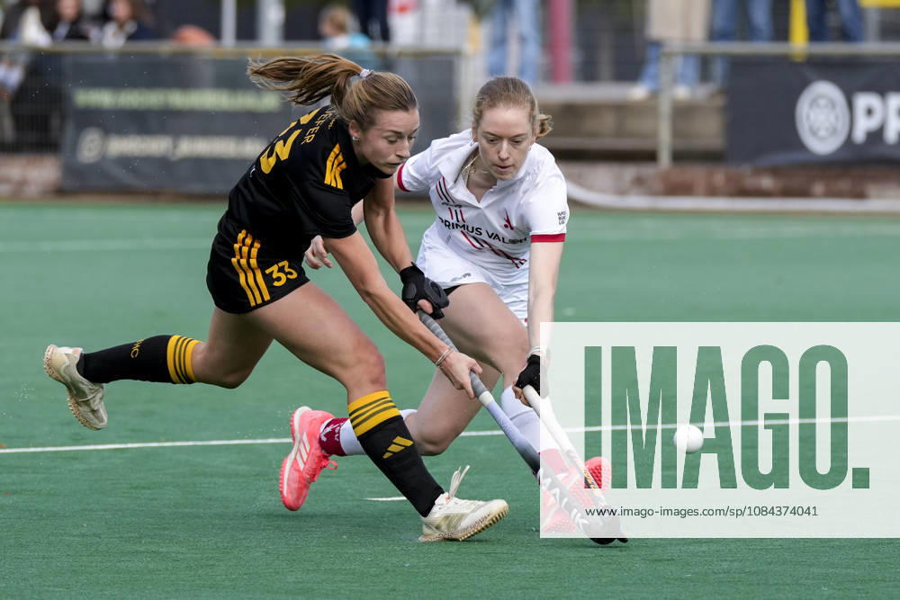 From left: Katharina Kiefer (HTHC), 33, Kayla de Wall (TSVMH), 7, tackle, game play, duel, tackle, tackling, dynamics, action, 11 10 2026, Mannheim, Germany, hockey, 1st Bundesliga, women’s, TSV Mannheim Harvestehuder THC