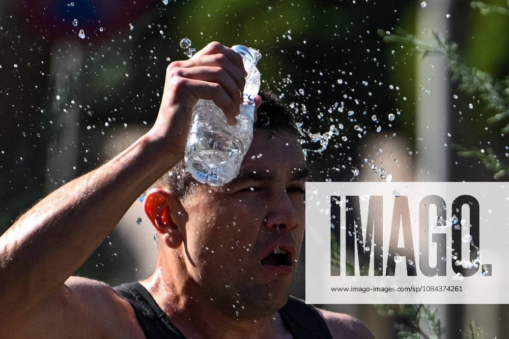 Presidential Run in Ankara ANKARA, TURKIYE - OCTOBER 11: A participant cools off with water during the Presidential Run, organized by the Turkish Athletics Federation, in Ankara, Turkiye, on October 11, 2026. Ismail Aslandag Anadolu Ankara Turkey. Editorial use only. Please get in touch for any other usage.