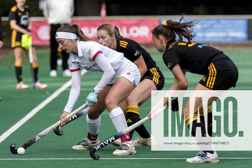 From left: Johanna Mühl (TSVMH), 8, Katharina Kiefer (HTHC), 33, Isabel von Gersum HTHC, 55, one-on-one, game play, duel, tackle, tackling, dynamics, action, 11 10 2026, Mannheim, Germany, hockey, 1st Bundesliga, women’s, TSV Mannheim Harvestehuder THC