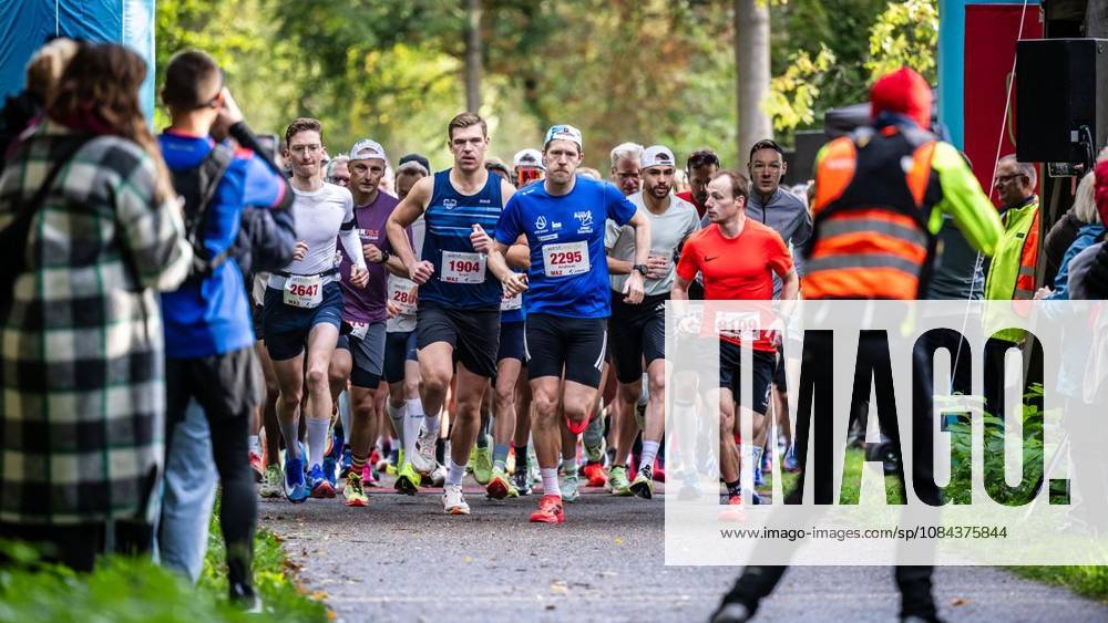 Marathon at Lake Baldeney in Essen ** FOR ** **On Sunday morning, October 11, 2026, approximately 1,800 runners will set out on a course of just over 18 kilometers around the lake as part of the supporting program for the Baldeneysee Marathon. Germany NRW Essen Copyright MartinxMöller