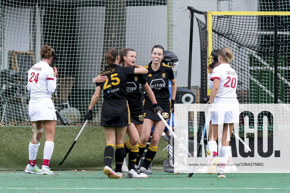 From left: Albane Garot (HTHC), 25; goal scorer Emilia Landshut (HTHC), 5; Romy Riede (HTHC), 22; players from Harvestehuder THC (HTHC) celebrate the goal that tied the score at 1-1, Celebration, goal celebration, scoring a goal, celebrate the goal, goal, celebration, celebrating the goal, joy, happiness, happy, optimistic, positive, game scene, highlight, action, 11 10 2026, Mannheim, Germany, hockey, 1st Bundesliga, women’s, TSV Mannheim Harvestehuder THC