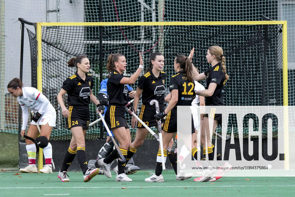 Players from Harvestehuder THC (HTHC) celebrate the goal that tied the score at 1-1, Celebration, goal celebration, scoring a goal, celebrate the goal, goal, celebration, celebrating the goal, joy, happiness, happy, optimistic, positive, game scene, highlight, action, 11 10 2026, Mannheim, Germany, hockey, 1st Bundesliga, women’s, TSV Mannheim Harvestehuder THC