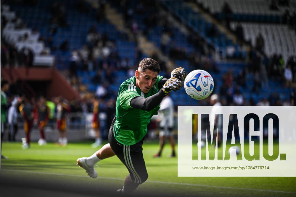 Pierluigi Gollini of AS Roma in action during the Serie A soccer match between Como Calcio and AS Roma at the Giuseppe Sinigaglia stadium in Como, north Italy - October 11, 2026 - Soccer.