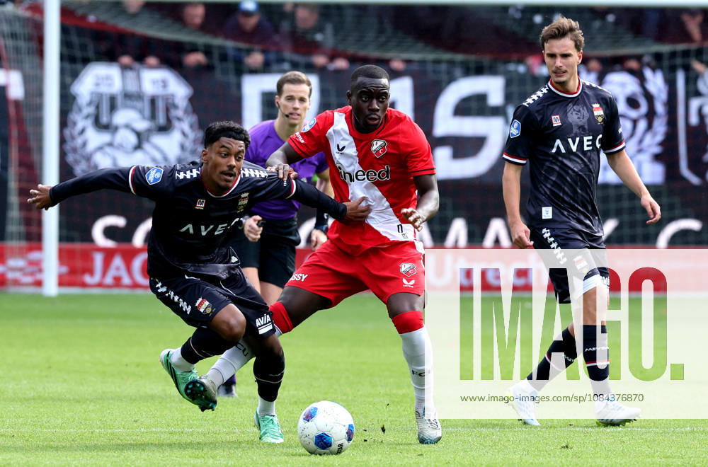 UTRECHT FC Utrecht forward Yoan Cathline with Willem II forward Jaden Slory during the Vriendenloterij Eredivisie match between FC Utrecht and Willem II at Stadion Galgenwaard on October 11, 2026, in Utrecht, the Netherlands PETER LOUS EYE4IMAGES DeFodi Images