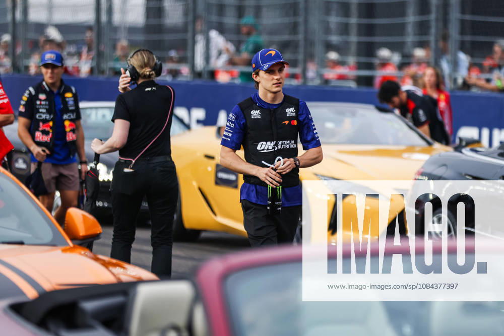 F1 - SINGAPORE GRAND PRIX 2026 drivers parade PIASTRI Oscar (aus), McLaren F1 Team MCL40, portrait during the 2026 Formula 1 Singapore Grand Prix, 17th round of the 2026 Formula One World Championship, WM, Weltmeisterschaft from October 9 to 11, 2026 on the Marina Bay Street Circuit, in Singapore, Singapore - SingaporeSingapore