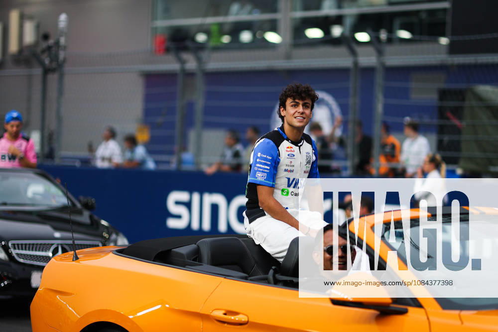 F1 - SINGAPORE GRAND PRIX 2026 drivers parade LINDBLAD Arvid (gbr), Visa Cash App RB F1 Team VCARB03, portrait during the 2026 Formula 1 Singapore Grand Prix, 17th round of the 2026 Formula One World Championship, WM, Weltmeisterschaft from October 9 to 11, 2026 on the Marina Bay Street Circuit, in Singapore, Singapore - SingaporeSingapore