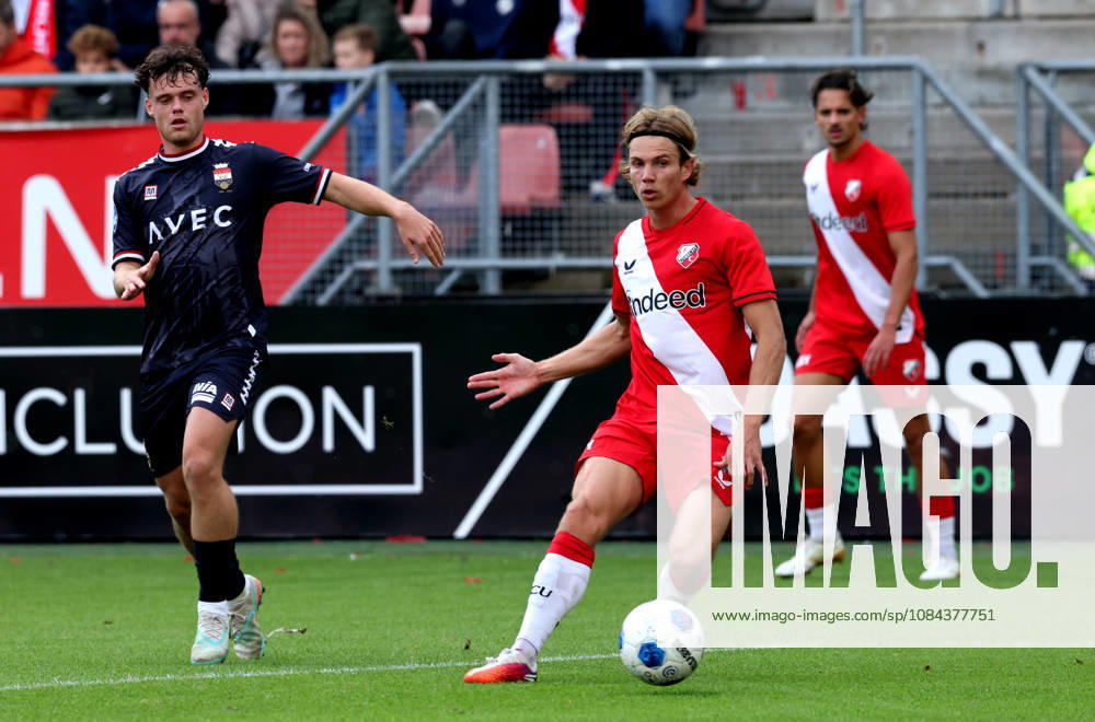 UTRECHT FC Utrecht defender Matisse Didden with Willem II midfielder Vito van Crooij during the Vriendenloterij Eredivisie match between FC Utrecht and Willem II at Stadion Galgenwaard on October 11, 2026, in Utrecht, the Netherlands PETER LOUS EYE4IMAGES DeFodi Images