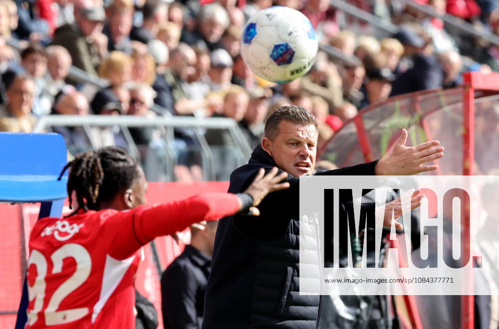 UTRECHT Willem II coach John Stegeman during the Vriendenloterij Eredivisie match between FC Utrecht and Willem II at Stadion Galgenwaard on October 11, 2026, in Utrecht, the Netherlands PETER LOUS EYE4IMAGES DeFodi Images