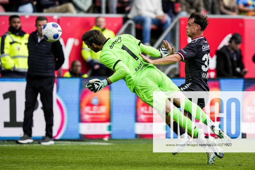 UTRECHT - (lr) FC Utrecht goalkeeper Vasilios Barkas, Vito van Crooij of Willem II during the Dutch Eredivisie match between FC Utrecht and Willem II at Galgenwaard Stadium on 11 October 2026 in Utrecht, the Netherlands. TOBIAS KLEUVER ANP Eredivisie 2026 27 ANPxSportx IVx 572118272 originalFilename: 572118272