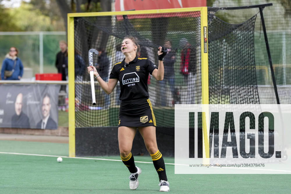 Goal scorer Isabel von Gersum of HTHC, 55, celebrates the goal that sealed the 11–12 final score; celebration, celebrating, goal celebration, goal scored, celebrate the goal, goal, celebration, celebrating the goal, joy, happiness, happy, optimistic, positive, game scene, highlight, close-up, full-body shot, single frame, single photo, action, penalty shootout, penalty shootout, shootout, decision, 11–10, 2026, Mannheim, Germany, hockey, 1st Bundesliga, women’s, TSV Mannheim Harvestehuder THC