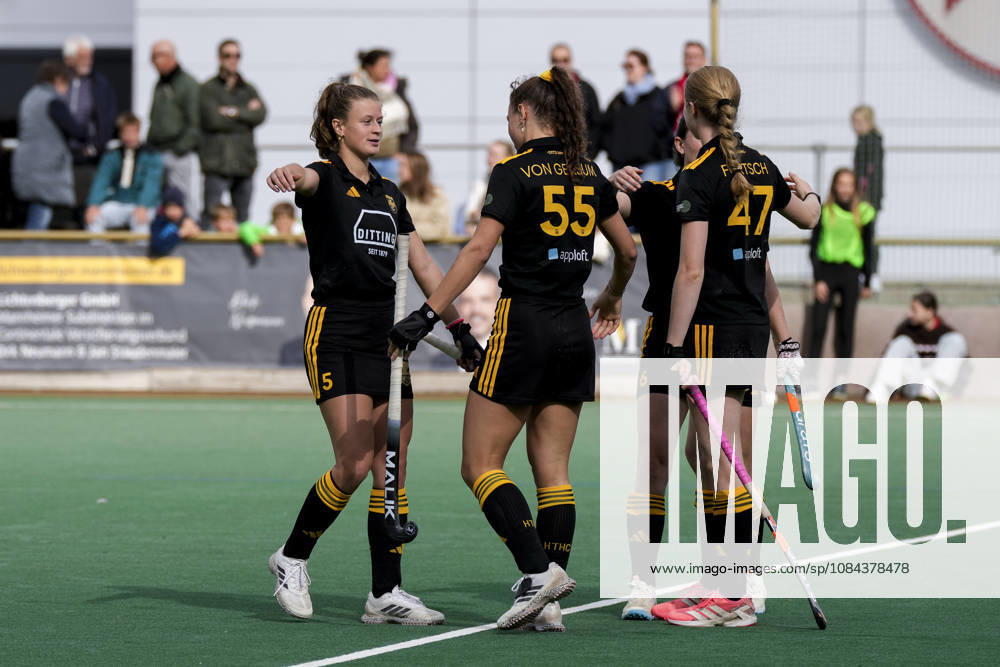 From left: Emilia Landshut (HTHC), 5; Isabel von Gersum (HTHC), 55; Philin Bolle (HTHC), 6; Ella Förtsch (HTHC), 47; players from Harvestehuder THC (HTHC); celebrating the point earned after the penalty shootout, penalty shootout, shootout, joy over the extra point, cheering, jubilant, happy, optimistic, action, 11 10 2026, Mannheim, Germany, hockey, 1st Bundesliga, women’s, TSV Mannheim Harvestehuder THC