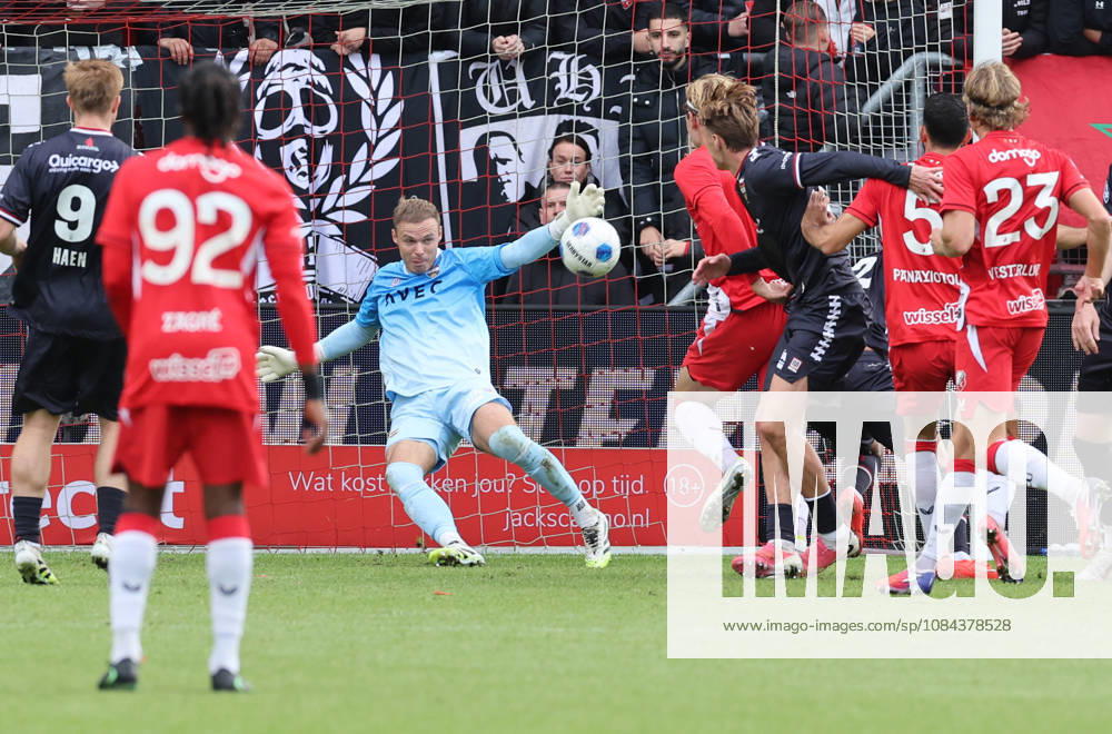 UTRECHT Willem II goalkeeper Thomas Maxime Delanghe makes a goal-line save during the Vriendenloterij Eredivisie match between FC Utrecht and Willem II at Stadion Galgenwaard on October 11, 2026, in Utrecht, Netherlands. PETER LOUS EYE4IMAGES DeFodi Images
