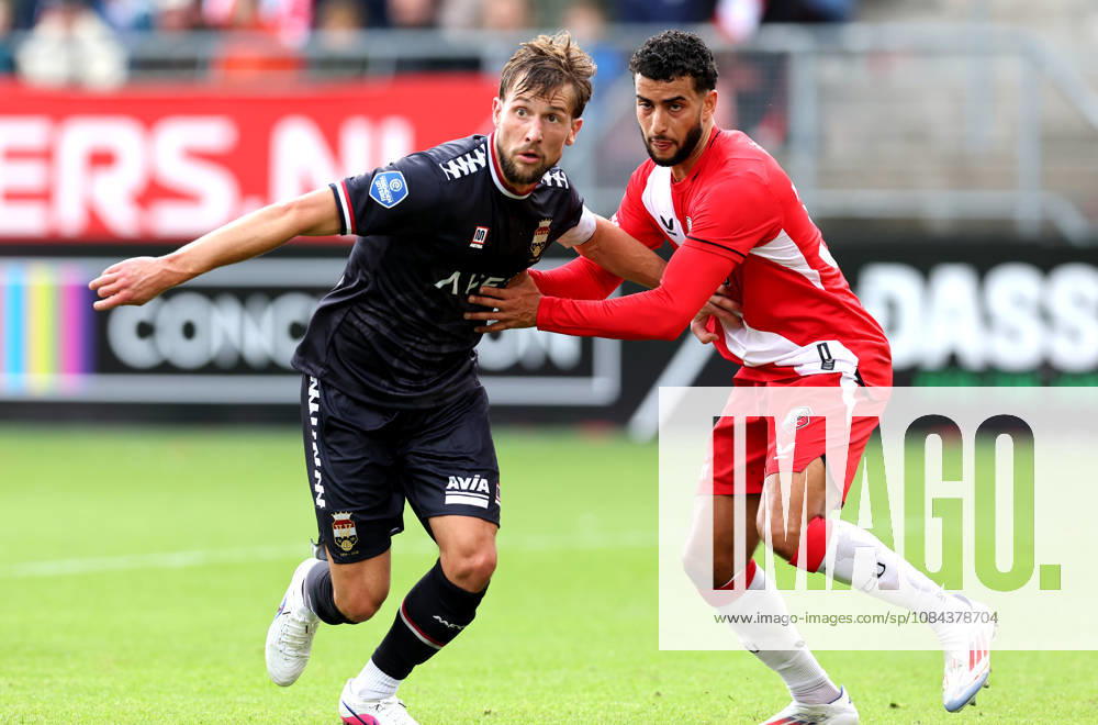 UTRECHT: Willem II defender Hidde Ter Avest and FC Utrecht midfielder Oualid Agougil during the Vriendenloterij Eredivisie match between FC Utrecht and Willem II at Stadion Galgenwaard on October 11, 2026, in Utrecht, the Netherlands. PETER LOUS EYE4IMAGES DeFodi Images