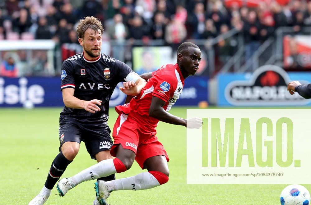 UTRECHT: Willem II defender Hidde Ter Avest and FC Utrecht forward Yoan Cathline during the Vriendenloterij Eredivisie match between FC Utrecht and Willem II at Stadion Galgenwaard on October 11, 2026, in Utrecht, the Netherlands. PETER LOUS EYE4IMAGES DeFodi Images