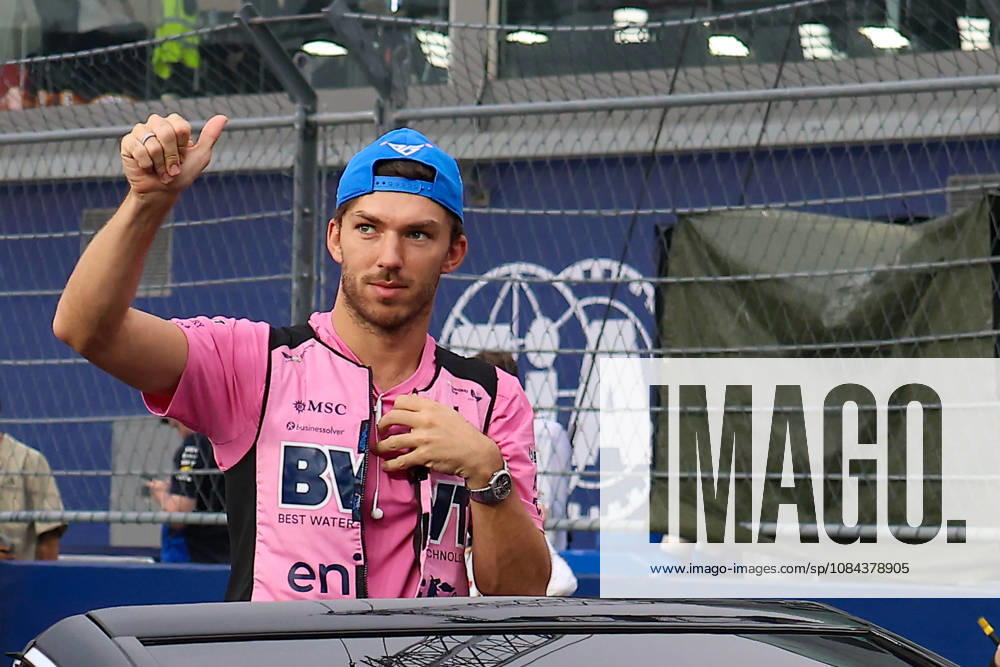 2026 Formula 1 Singapore Grand Prix SINGAPORE - OCTOBER 11: Alpine driver Pierre Gasly during the Drivers Parade at the Formula One Grand Prix of Singapore, at the Marina Bay Street Circuit in Singapore, on October 11, 2026. The upcoming main race will span 62 laps, with drivers competing in intense tropical heat and extreme humidity on a track featuring a relentless layout of 19 corners and minimal straightaways. Daniel Ceng Anadolu Singapore Singapore. Editorial use only. Please get in touch for any other usage.