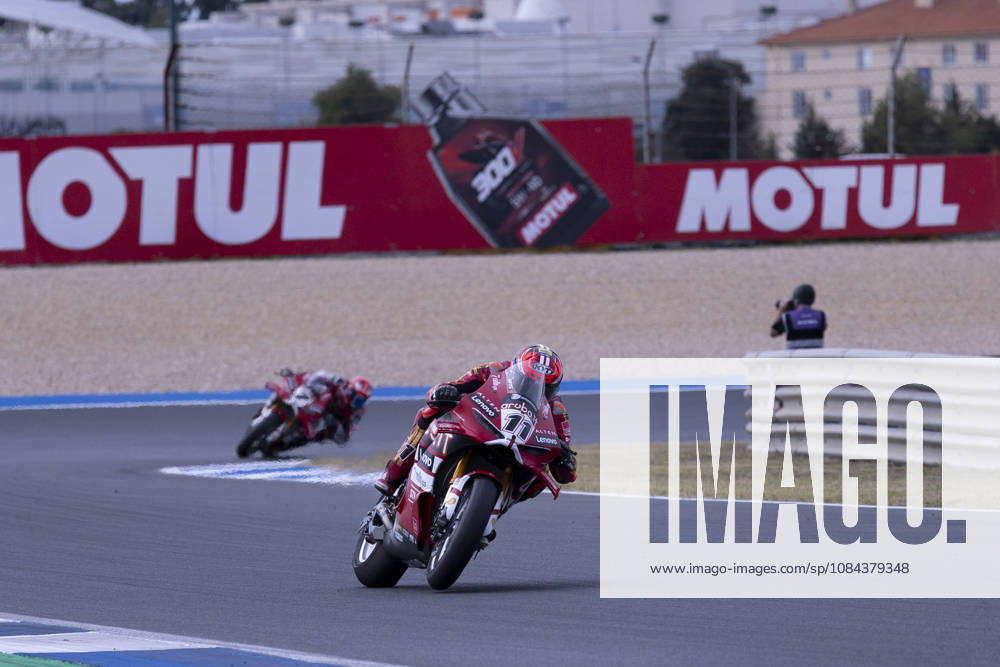 ESTORIL, PORTUGAL - OCTOBER 11: Nicolo Bulega of Italy and Aruba.it Racing - Ducati competes during the Superpole Race during day three of the World Superbikes Estoril Round at Circuito Estoril on October 11, 2026 in Estoril, Portugal Cascais Portugal - ZUMAl192 20261011_zsp_l192_072