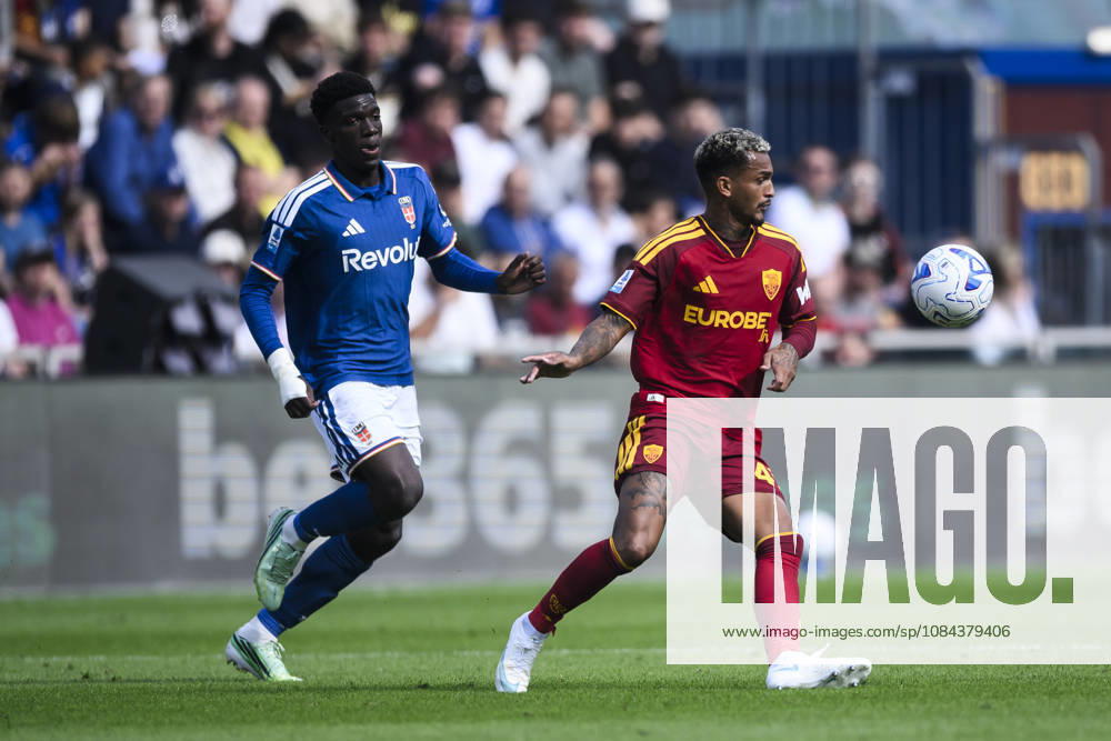 Como 1907 v AS Roma - Serie A Wesley of AS Roma competes for the ball with Assane Diao of Como 1907 during the Serie A football match between Como 1907 and AS Roma. Como Italy