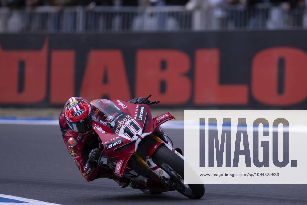 ESTORIL, PORTUGAL - OCTOBER 11: Nicolo Bulega of Italy and Aruba.it Racing - Ducati competes during the Superpole Race during day three of the World Superbikes Estoril Round at Circuito Estoril on October 11, 2026 in Estoril, Portugal Cascais Portugal - ZUMAl192 20261011_zsp_l192_086