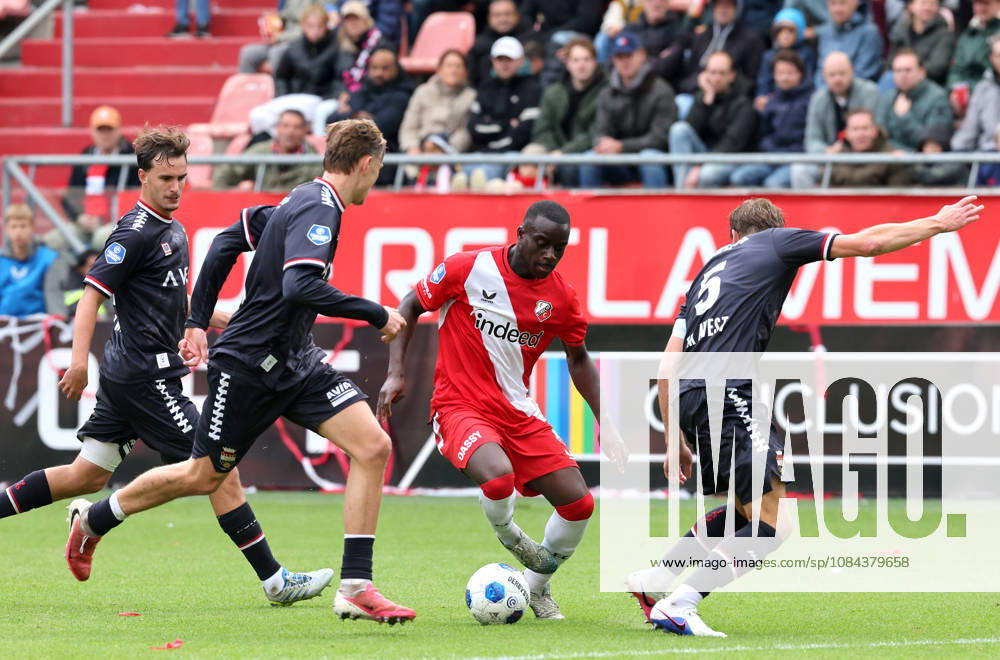 UTRECHT FC Utrecht forward Yoan Cathline during the Vriendenloterij Eredivisie match between FC Utrecht and Willem II at Stadion Galgenwaard on October 11, 2026, in Utrecht, the Netherlands PETER LOUS EYE4IMAGES DeFodi Images