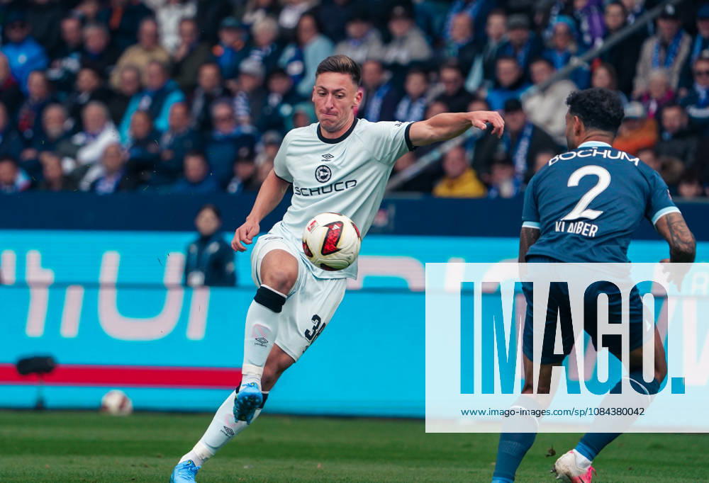 Germany Soccer 2. Bundesliga 2026–2027, Matchday 7: VfL Bochum vs. Arminia Bielefeld at Vonovia Ruhrstadion in Bochum—Marius Wörl (Arminia Bielefeld) and Sean Klaiber (VfL Bochum) in a tackle, 38, 2