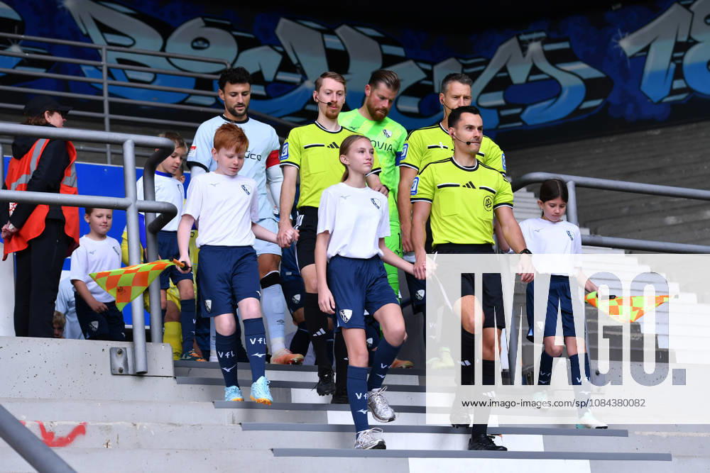 Soccer, 2. Bundesliga, Matchday 7: VfL Bochum vs. DSC Arminia Bielefeld on October 11, 2026, at the Vonovia Ruhrstadion in Bochum. The referees lead the two teams onto the field past the main grandstand. DFL regulations prohibit any use of photographs as image sequences and or quasi-video xRx