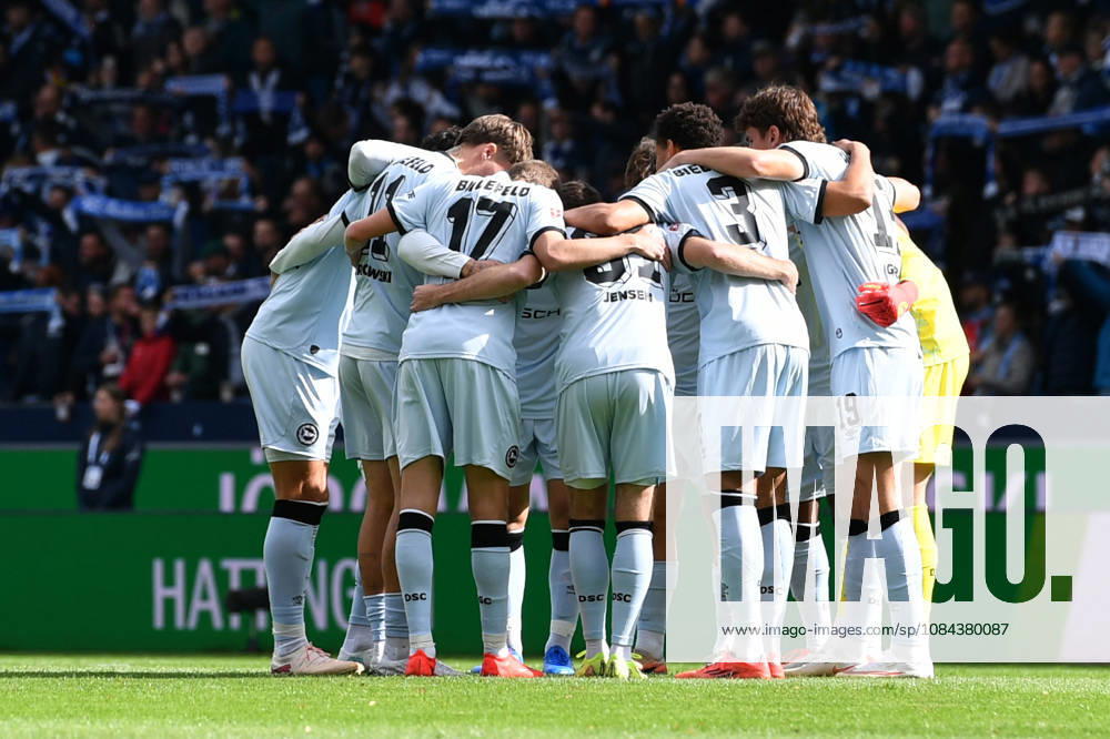 Soccer, 2. Bundesliga, Matchday 7: VfL Bochum vs. DSC Arminia Bielefeld on October 11, 2026, at the Vonovia Ruhrstadion in Bochum. The DSC Arminia Bielefeld team holds a pre-game huddle. DFL regulations prohibit any use of photographs as image sequences and or quasi-video xRx