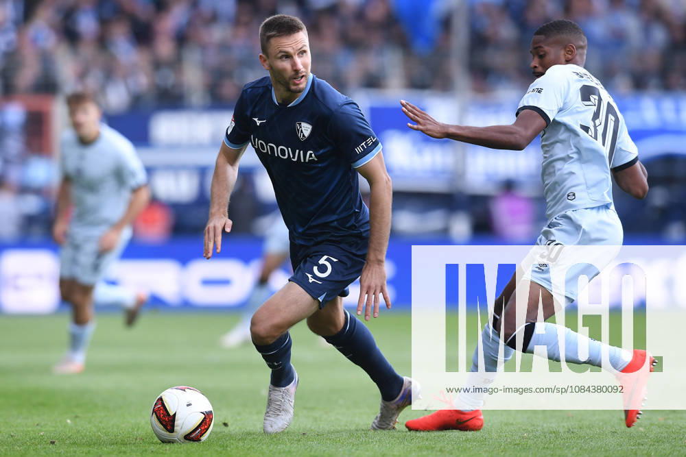 Soccer, 2. Bundesliga, Matchday 7: VfL Bochum vs. DSC Arminia Bielefeld on October 11, 2026, at the Vonovia Ruhrstadion in Bochum. Karol Mets (Bochum, left), Isaiah Young (Bielefeld, right). DFL regulations prohibit any use of photographs as image sequences and or quasi-video. xRx
