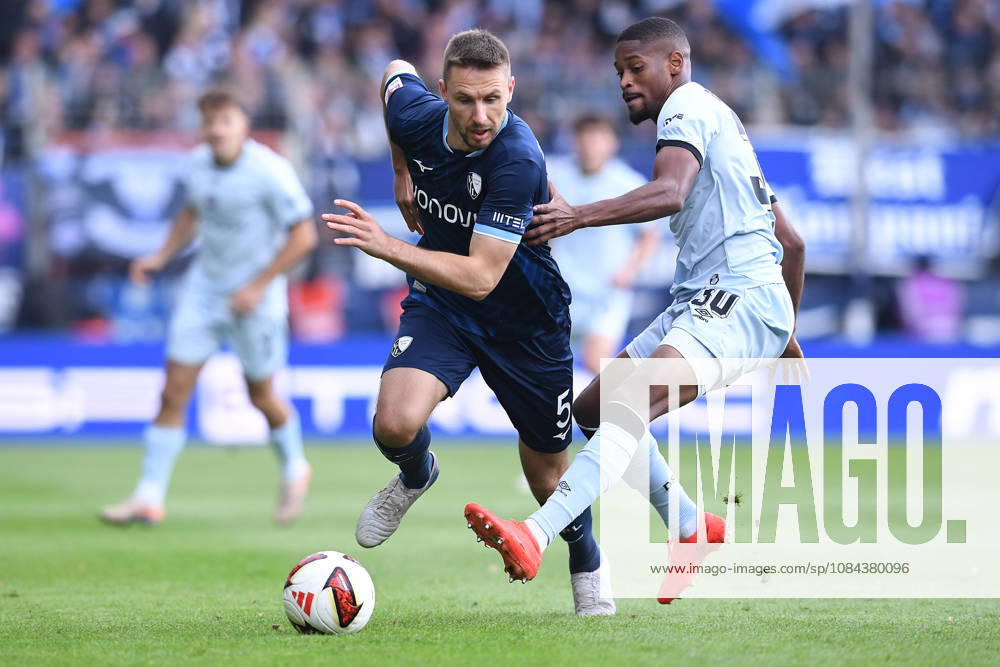 Soccer, 2. Bundesliga, Matchday 7: VfL Bochum vs. DSC Arminia Bielefeld on October 11, 2026, at the Vonovia Ruhrstadion in Bochum. Karol Mets (Bochum, left), Isaiah Young (Bielefeld, right). DFL regulations prohibit any use of photographs as image sequences and or quasi-video. xRx