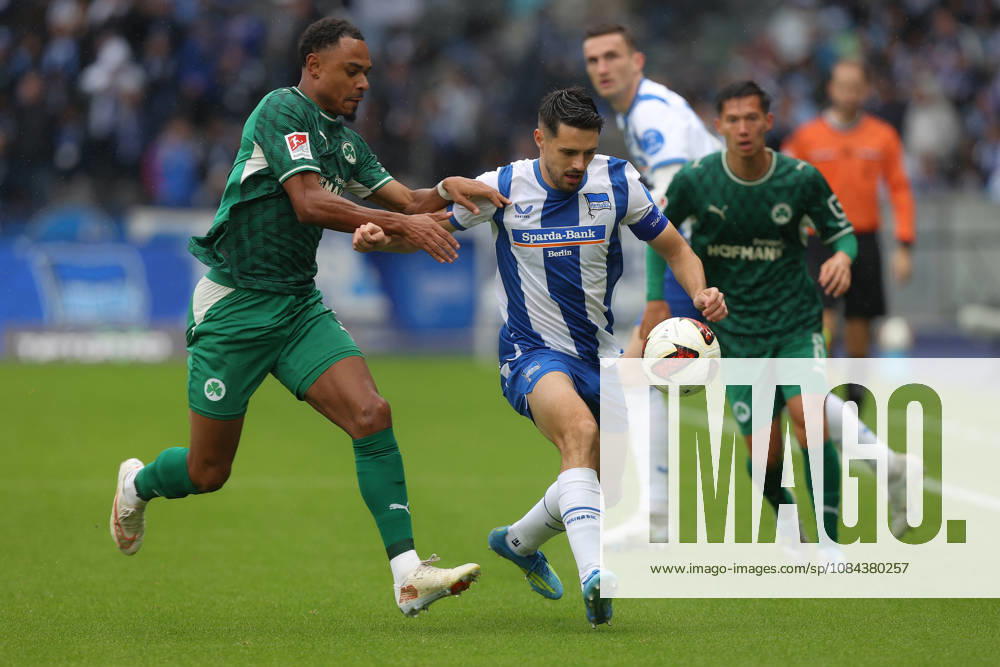 Soccer, 2. Bundesliga, Hertha BSC Berlin vs. SpVgg Greuther Fürth, from left: Sacha Banse (Greuther Fürth), Josip Brekalo (Hertha BSC Berlin), tackle, action, battle for the ball. DFL and DFB regulations prohibit any use of photographs as image sequences and or quasi-video. Berlin