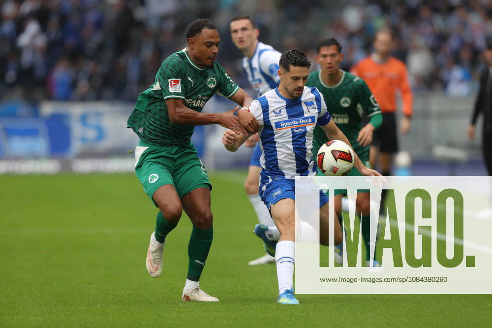 Soccer, 2. Bundesliga, Hertha BSC Berlin vs. SpVgg Greuther Fürth, from left: Sacha Banse (Greuther Fürth), Josip Brekalo (Hertha BSC Berlin), tackle, action, battle for the ball. DFL and DFB regulations prohibit any use of photographs as image sequences and or quasi-video. Berlin