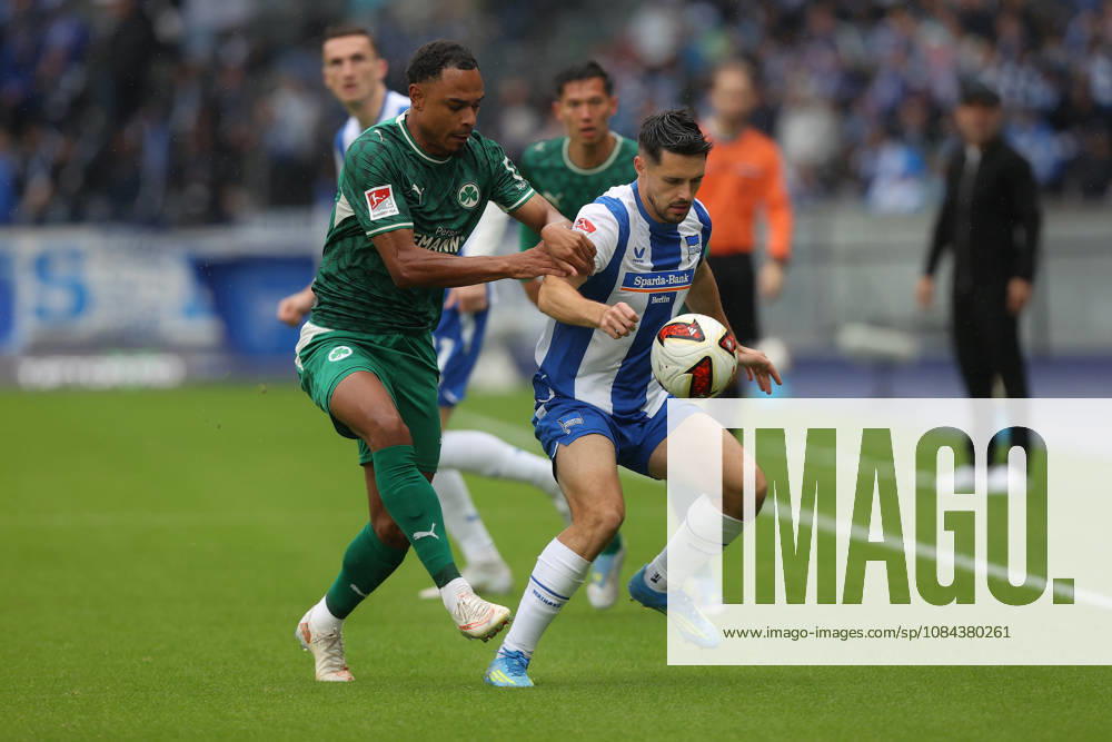 Soccer, 2. Bundesliga, Hertha BSC Berlin vs. SpVgg Greuther Fürth, from left: Sacha Banse (Greuther Fürth), Josip Brekalo (Hertha BSC Berlin), tackle, action, battle for the ball. DFL and DFB regulations prohibit any use of photographs as image sequences and or quasi-video. Berlin