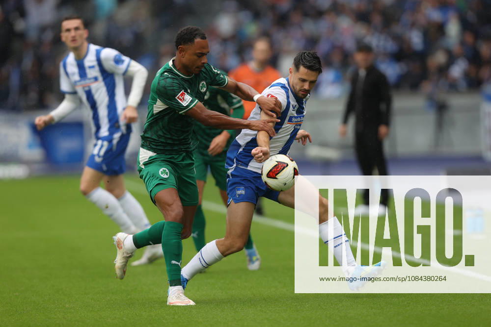 Soccer, 2. Bundesliga, Hertha BSC Berlin vs. SpVgg Greuther Fürth, from left: Sacha Banse (Greuther Fürth), Josip Brekalo (Hertha BSC Berlin), tackle, action, battle for the ball. DFL and DFB regulations prohibit any use of photographs as image sequences and or quasi-video. Berlin