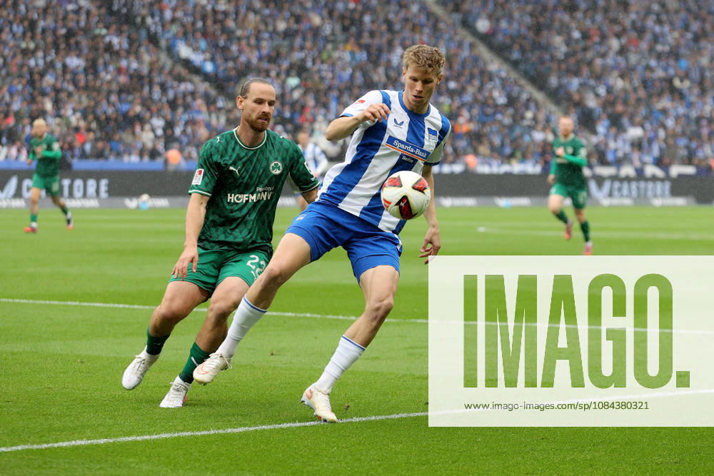 Soccer, 2. Bundesliga, Hertha BSC Berlin vs. SpVgg Greuther Fürth; from left: Jannis Heuer (Greuther Fürth), Luca Schuler (Hertha BSC Berlin); tackle, action, battle for the ball. DFL and DFB regulations prohibit any use of photographs as image sequences and or quasi-video. Berlin