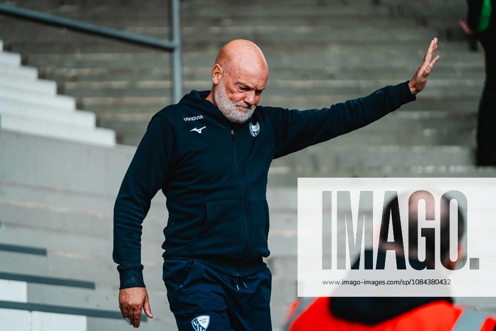 Bochum, Germany October 11, 2026 2. Bundesliga 2026–2027 Matchday 7 VfL Bochum 1848 vs. DSC Arminia Bielefeld Pictured: Coach Uwe Rösler (Roesler) of VfL greets fans as they enter the stadium. DFL and DFB regulations prohibit any use of photographs as image sequences and or quasi-video Vonovia Ruhrstadion, North Rhine-Westphalia