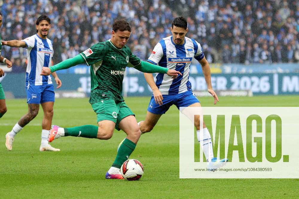 Soccer 2. Bundesliga, Hertha BSC Berlin vs. SpVgg Greuther Fürth; from left: Lukas Reich (Greuther Fürth) and Josip Brekalo (Hertha BSC Berlin); tackle, action, battle for the ball. DFL and DFB regulations prohibit any use of photographs as image sequences and or quasi-video. Berlin