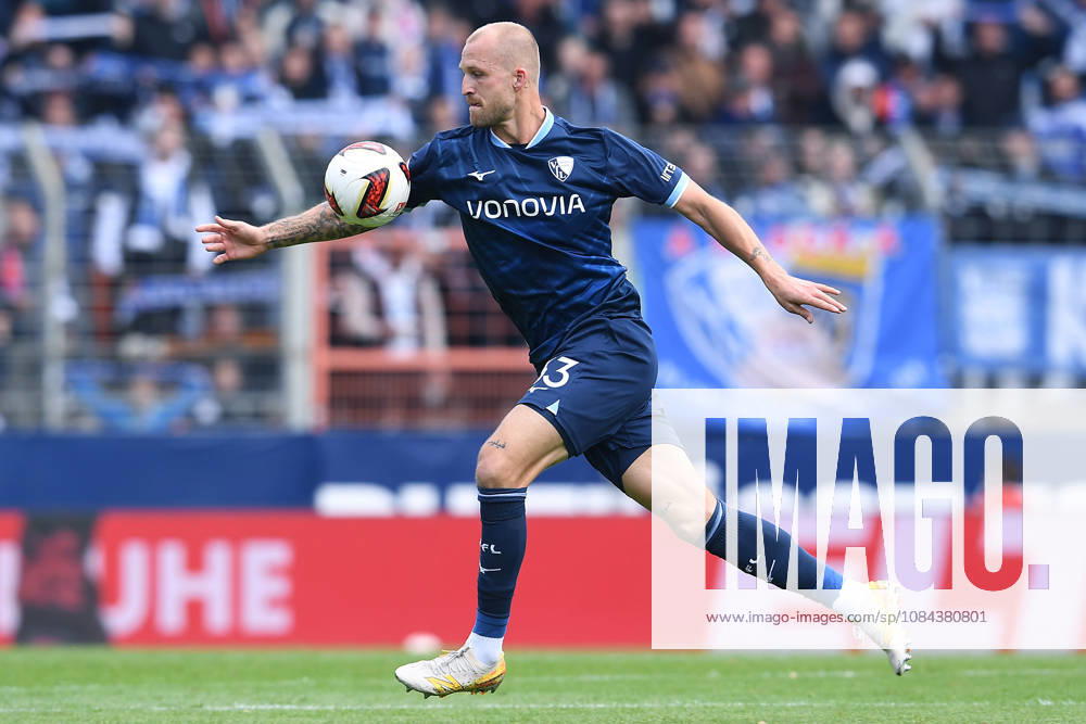 Soccer, 2. Bundesliga, Matchday 7: VfL Bochum vs. DSC Arminia Bielefeld on October 11, 2026, at the Vonovia Ruhrstadion in Bochum. Philipp Hofmann, Bochum. DFL regulations prohibit any use of photographs as image sequences and or quasi-video. xRx