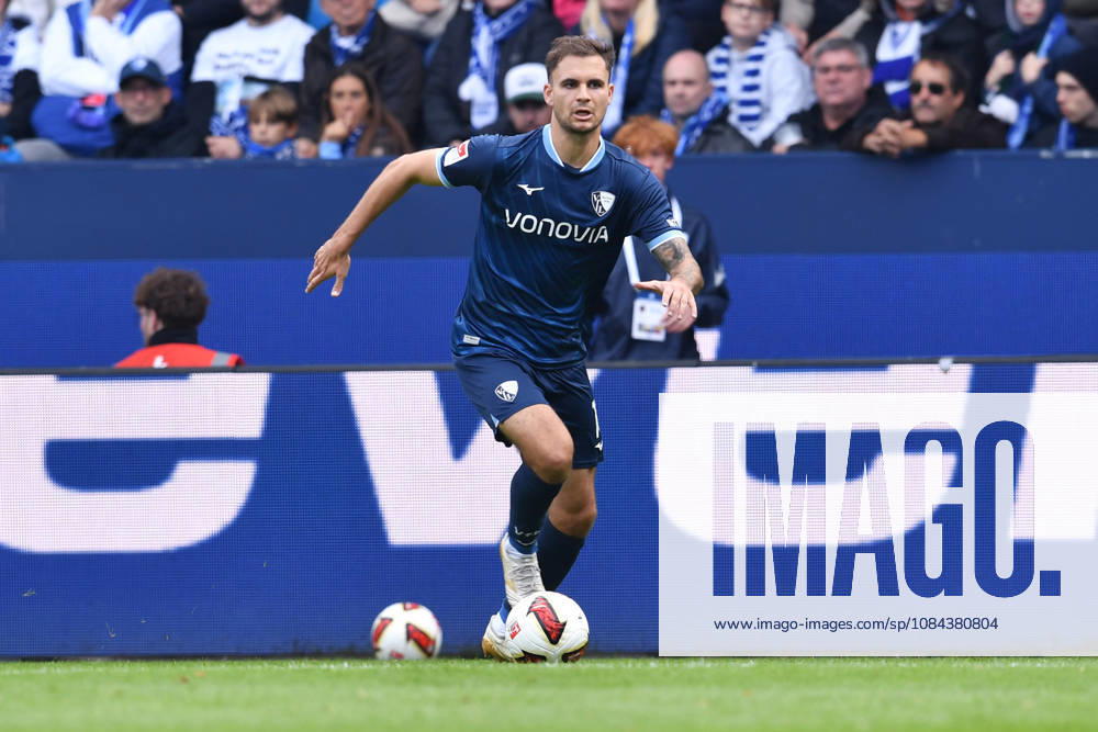 Soccer, 2. Bundesliga, Matchday 7: VfL Bochum vs. DSC Arminia Bielefeld on October 11, 2026, at the Vonovia Ruhrstadion in Bochum. Michael Steinwender, Bochum. DFL regulations prohibit any use of photographs as image sequences and or quasi-video. xRx