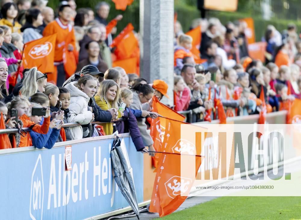 ZEIST - Fans during a training session of the Dutch women s football team in preparation for the World Cup qualifying match against Hungary. SANDER KONING ANP ANPxSportx IVx 572121800 originalFilename: 572121800