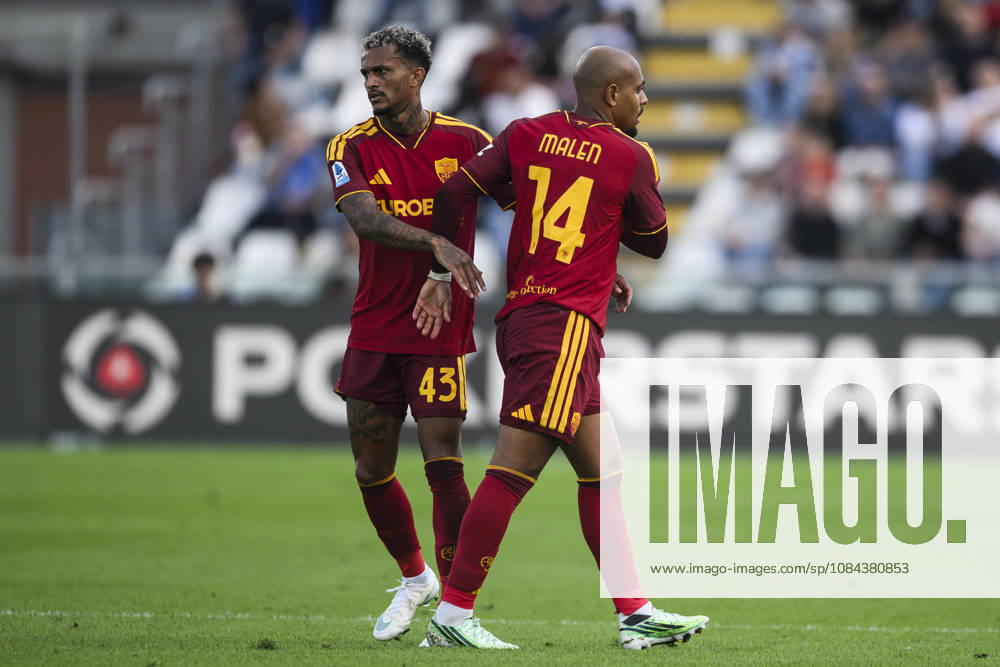 Como 1907 v AS Roma - Serie A Donyell Malen of AS Roma leaves the pitch after being sent off during the Serie A football match between Como 1907 and AS Roma. Como Italy