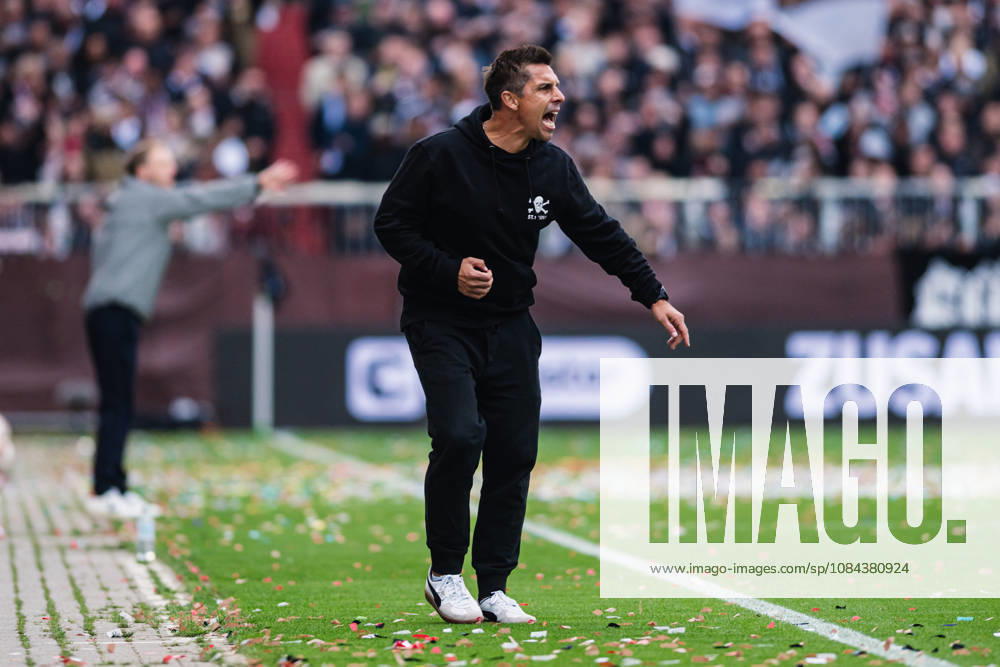2. Bundesliga: FC St. Pauli vs. Karlsruher SC, October 11, 2026. Marcel Rapp, FC St. Pauli s coach, on the sidelines, calling out, shouting, yelling. Soccer, 2. Bundesliga, Matchday 7: FC St. Pauli vs. Karlsruher SC on October 11, 2026, at Millerntor Stadium, Hamburg. DFL regulations prohibit any use of photographs as image sequences and or quasi-video.