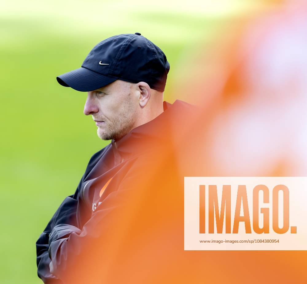 ZEIST - National coach Arjan Veurink during a training session of the Dutch women s football team in preparation for the World Cup qualifying match against Hungary. SANDER KONING ANP ANPxSportx IVx 572121766 originalFilename: 572121766