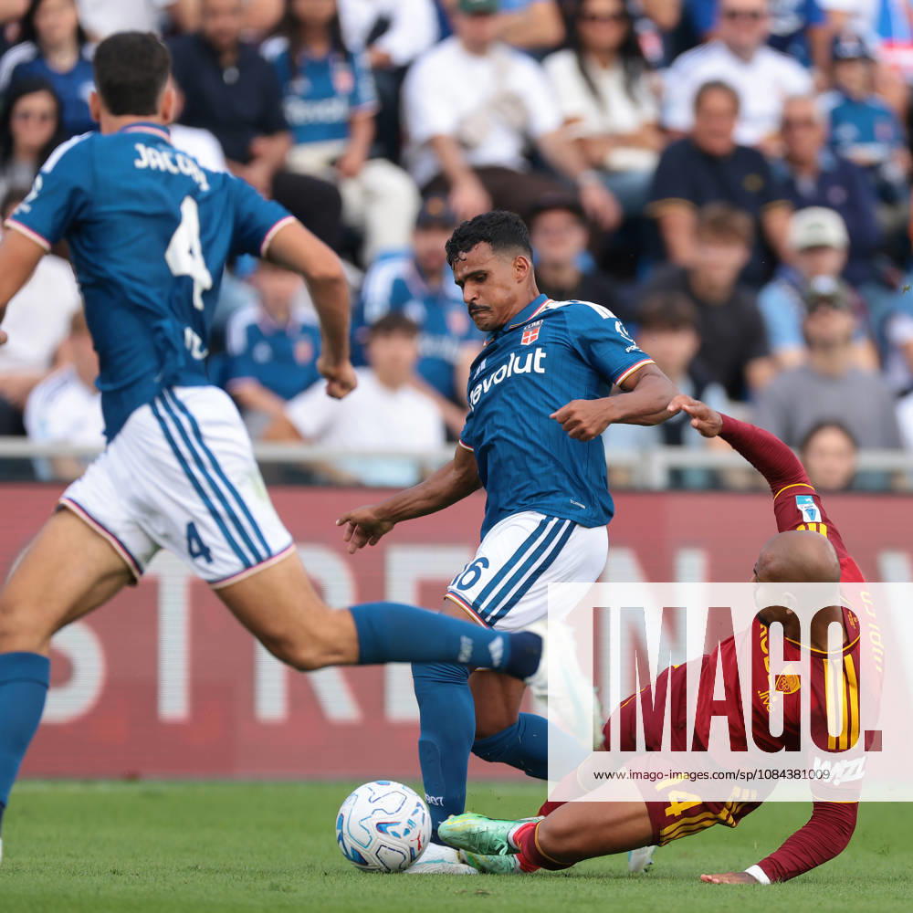 Como 1907 v AS Roma - Serie A - Season 2026-2027 Como, Italy, 11th October 2026. Donyell Malen of AS Roma makes a rash challenge on Kaiki Bruno Da Silva of Como 1907, deemed worthy of a red card by the Referee Michael Fabbri during the Como 1907 vs AS Roma Serie A match at Stadio Giuseppe Sinigaglia, Como. Picture credit should read: Jonathan Moscrop Como Stadio Giuseppe Sinigaglia Italy