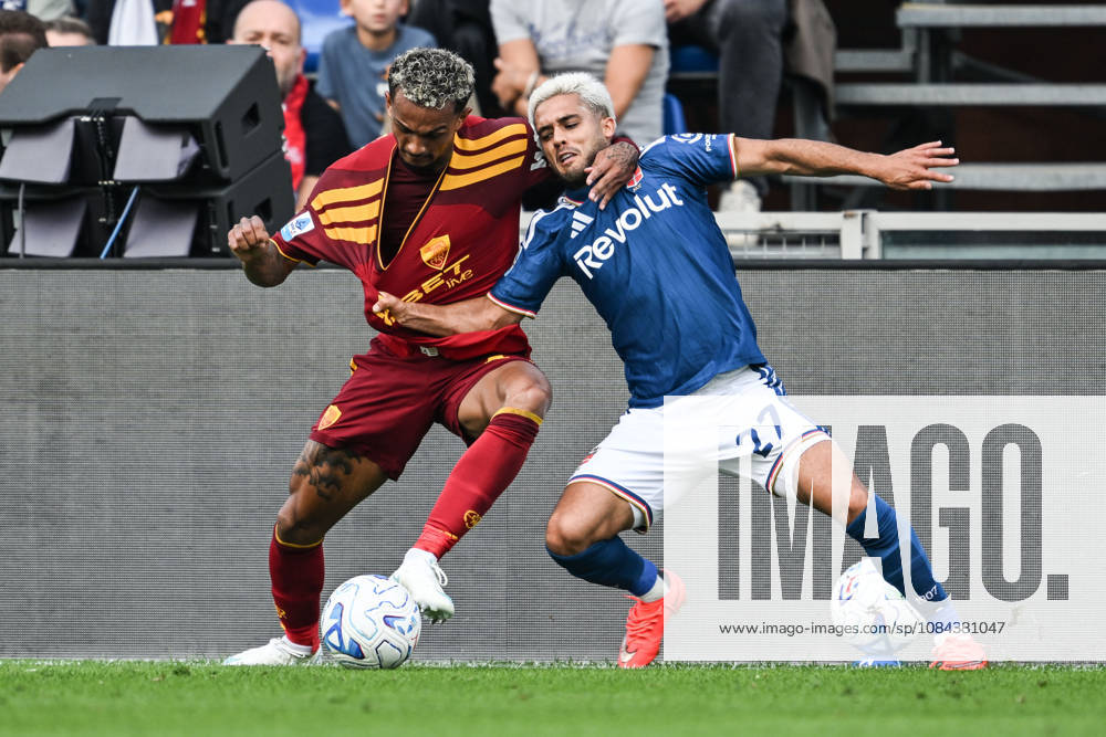 Yan Couto of Como Calcio fights for the ball with Wesley AS Roma during the Serie A soccer match between Como Calcio and AS Roma at the Giuseppe Sinigaglia stadium in Como, north Italy - October 11, 2026 - Soccer.