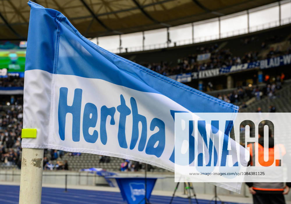 Soccer Season 2026–2027, Matchday 2, Bundesliga, Hertha BSC Berlin vs. SpVgg Greuther Fürth (Kleeblatt), Sports Photo by Zink . DFL regulations prohibit any use of photographs as image sequences and or quasi-video; for editorial use only for editorial use. Image: Corner flag with coat of arms, logo, and emblem