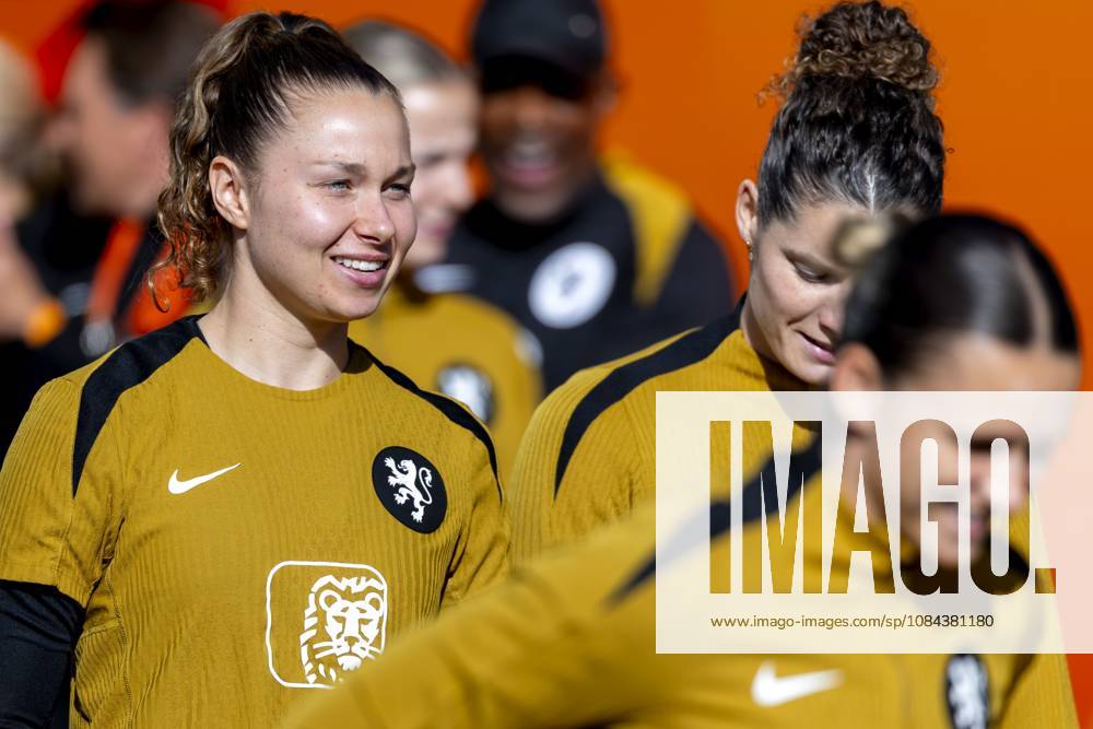 ZEIST - Daniëlle de Jong during a training session of the Dutch women s football team in preparation for the World Cup qualifying match against Hungary. SANDER KONING ANP ANPxSportx IVx 572122126 originalFilename: 572122126