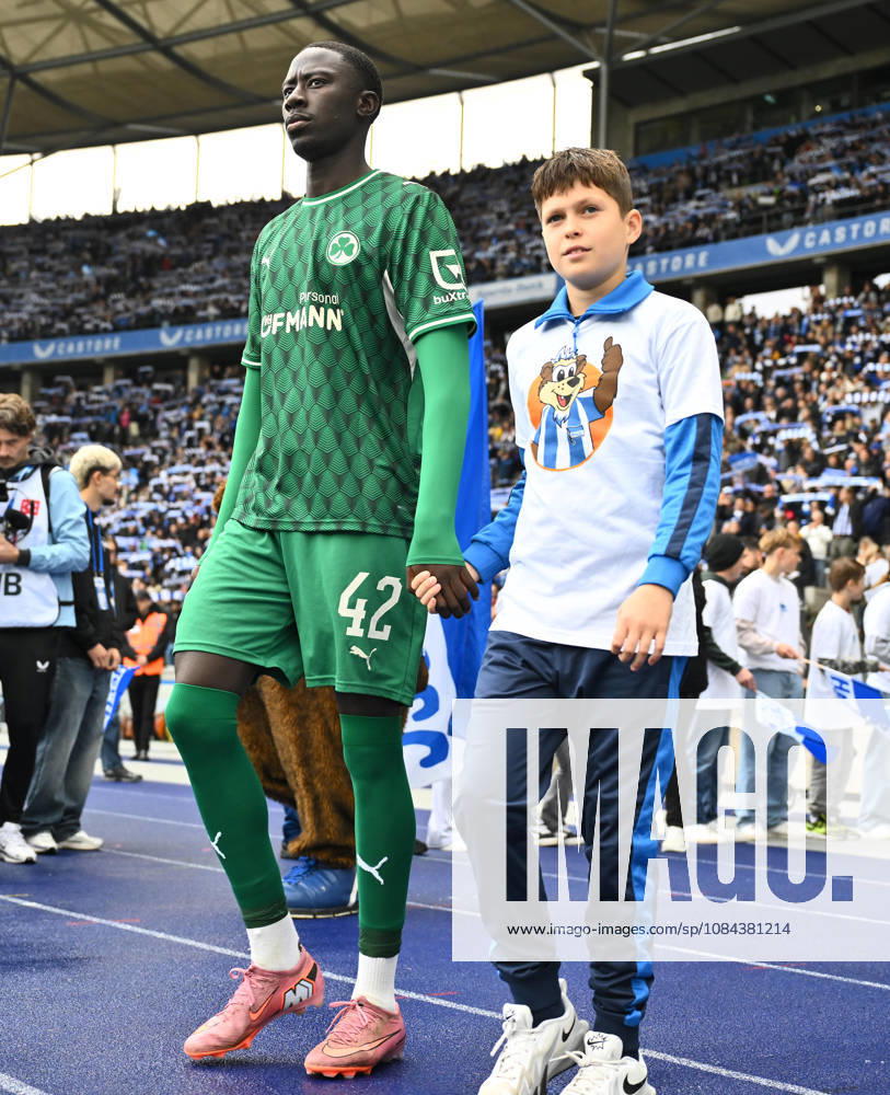 Soccer Season 2026–2027, Matchday 2, Bundesliga, Hertha BSC Berlin vs. SpVgg Greuther Fürth (Kleeblatt), Sports photo by Zink . DFL regulations prohibit any use of photographs as image sequences and or quasi-video; for editorial use only for editorial use only. Omar Sillah, 42, of SpVgg Greuther Fürth, runs onto the field